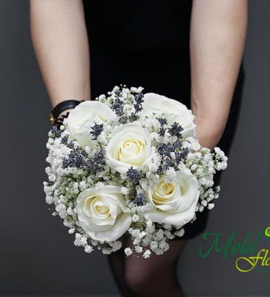 Букет невесты из белых роз, гипсофилы и лаванда Фото 394x433